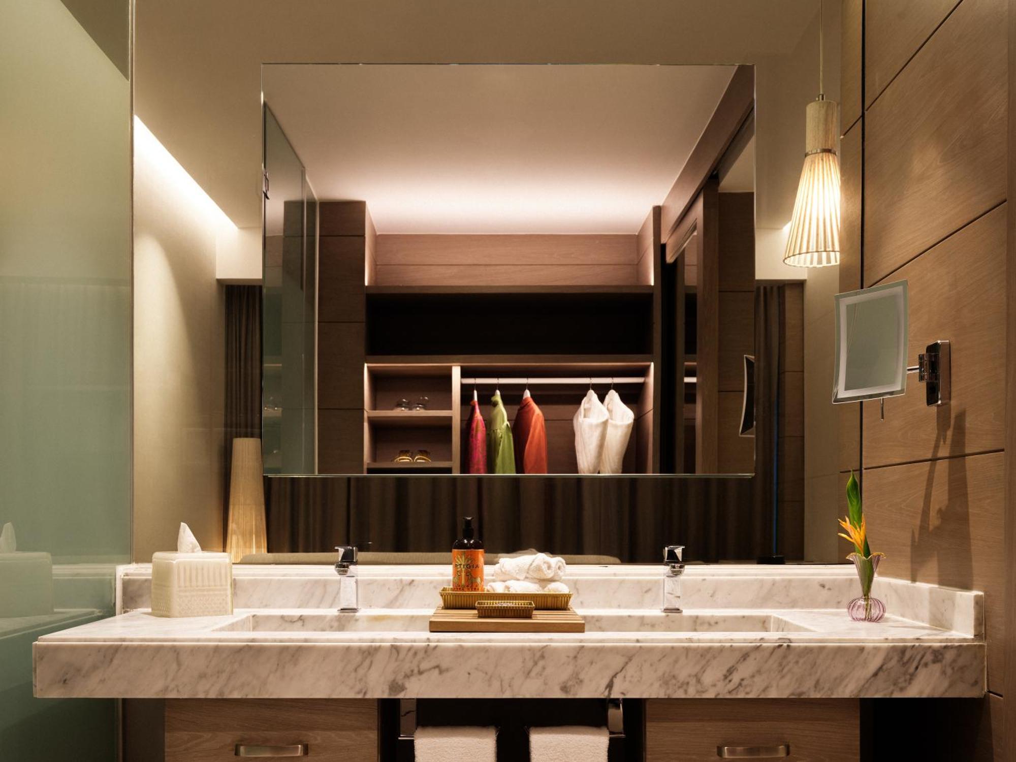 Euphoria Corner King Suite with Marina View